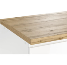 Arbeitsplatte aus Holz auf weißem Unterschrank