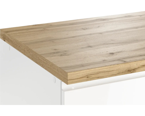 Arbeitsplatte aus Holz auf weißem Unterschrank