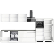 Moderne Einbauküche mit Spüle, Geschirrspüler, Backofen, Dunstabzugshaube, Kühlschrank und Hängeschränken