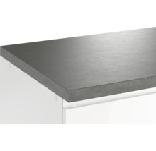 Küchenarbeitsplatte aus grauem Stein auf weißen Schränken