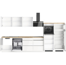 Helle Küche mit Spüle, Geschirrspüler, Herd, Dunstabzugshaube, Backofen, Kühl- und Gefrierschrank Kombination und Hängeschränken.