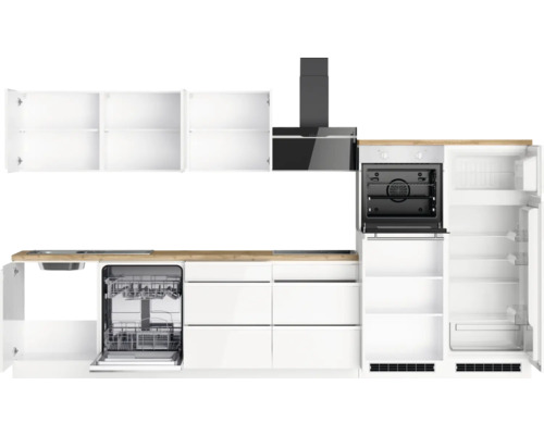 Helle Küche mit Spüle, Geschirrspüler, Herd, Dunstabzugshaube, Backofen, Kühl- und Gefrierschrank Kombination und Hängeschränken.