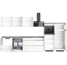 Helle Küchenzeile mit Einbaugeräten wie Geschirrspüler, Kühlschrank und Dunstabzugshaube