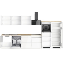 Moderne Küche mit weißen Schränken, Spüle, Geschirrspüler, Dunstabzugshaube, Ofen und Kühlschrank