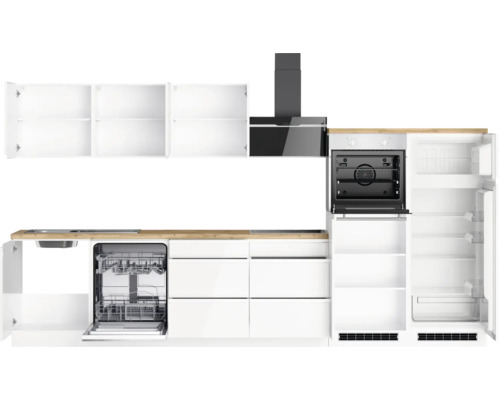 Moderne Küche mit weißen Schränken, Spüle, Geschirrspüler, Dunstabzugshaube, Ofen und Kühlschrank