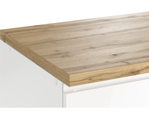 Detailansicht einer Arbeitsplatte mit Holzstruktur auf einem weißen Unterschrank