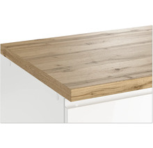 Detailaufnahme einer Arbeitsplatte mit Holzoptik