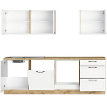 Küchenzeile mit Spüle, Schubladen und offenen Schränken