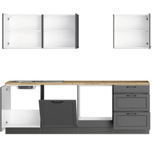 Küchenzeile mit Spüle, Schubladen und Hängeschränken