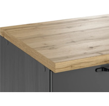 Detailansicht eines Möbelstücks mit Holzplatte und grauer Front