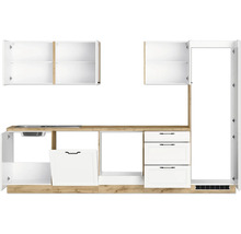 Küchenzeile mit Spüle, Schubladen und Hängeschränken