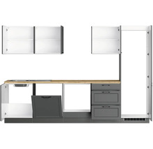 Küchenzeile mit Spüle, Schubladen und Hängeschränken