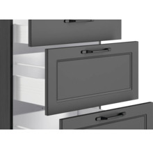 Detailaufnahme eines Schubladenelements mit mehreren Auszügen und Griffen