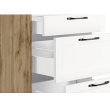 Detailansicht eines Schranks mit offenen Schubladen