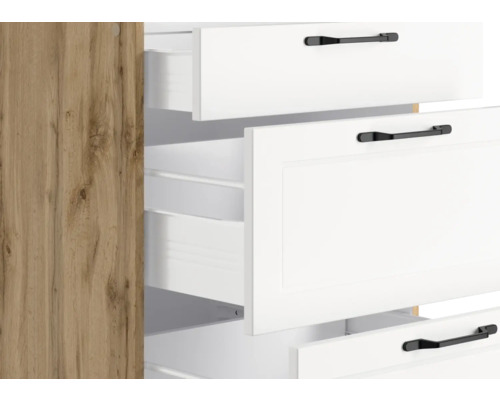 Detailansicht eines Schranks mit offenen Schubladen