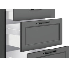 Auszugschrank mit offenen Schubladen.