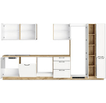 Küchenzeile mit Spüle, Schubladen und offenen Schränken