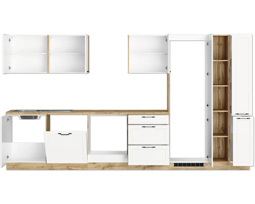 Küchenzeile mit Spüle, Schubladen und offenen Schränken