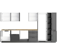 Küchenzeile mit Spüle, Arbeitsplatte und Stauraumelementen