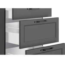 Detailaufnahme eines Schubladenelements mit mehreren Auszügen und Griffen