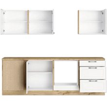 Küchenzeile mit offenen und geschlossenen Schränken und Schubladen