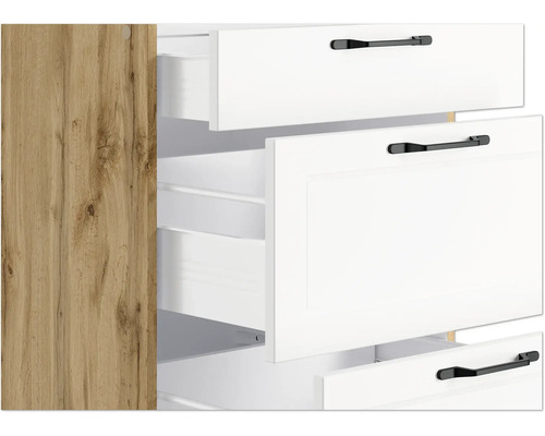 Detailansicht eines Schranks mit offenen Schubladen und Holzdekor