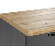 Detailansicht eines Möbels mit Holzoberfläche und dunklen Fronten