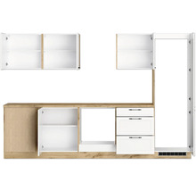 Küchenzeile mit Ober- und Unterschränken in Holzdekor und Weiß