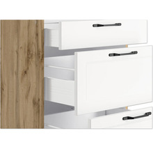 Detailansicht eines Möbelschranks mit offenen Schubladen und Griffen