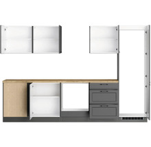 Küchenzeile mit Hängeschränken, Unterschränken und Schubladen