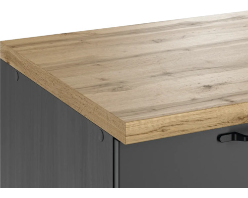 Detailaufnahme eines Schranks mit Holzplatte