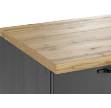 Detailaufnahme einer Kommode mit Holzplatte