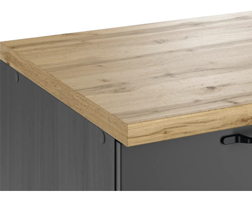 Detailaufnahme einer Kommode mit Holzplatte