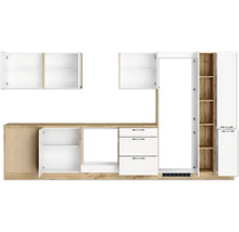 Küchenzeile mit Unter- und Hängeschränken in Holzoptik und Weiß