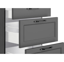 Detailansicht eines Küchenschranks mit mehreren Schubladen und Griffen.