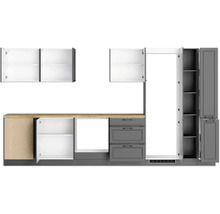 Küchenzeile mit Schränken und Schubladen