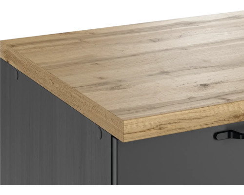 Detailansicht einer Kommode mit Holzplatte und Schubladen