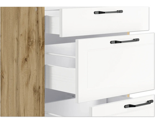 Schrank mit offenen weißen Schubladen und schwarzen Griffen