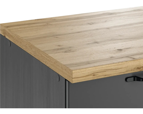 Detailansicht eines Schranks mit Holzplatte