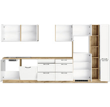 Küchenzeile mit Spüle, Schubladen und Schränken