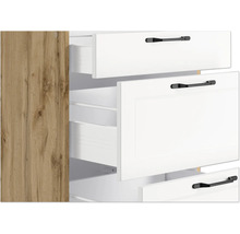 Detailansicht eines Schranks mit offenen Schubladen und Holzstruktur