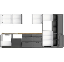 Küchenzeile mit Spüle, Schubladen und offenen Schränken