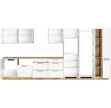 Küchenzeile mit Spüle, Unterschränken, Schubladen und Hochschränken