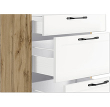 Küchenschrank mit offenen Schubladen