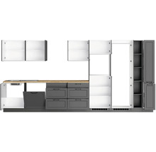 Küchenzeile mit Spüle, Schubladen und Schränken