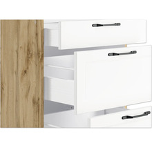 Kommode mit mehreren Schubladen in geöffnetem Zustand