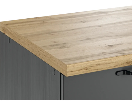 Detailansicht eines Schranks mit Holzplatte