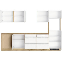 Küchenzeile mit offenen Schränken und Schubladen