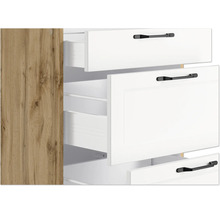 Schrank mit weißen Schubladen und Holzstruktur an der Seite