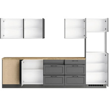 Küchenzeile mit Schubladen und offenen Schrankfächern